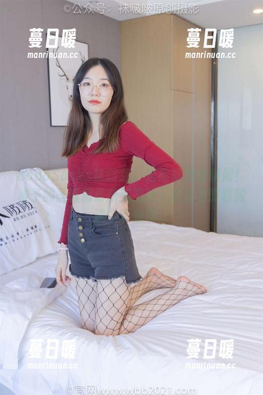 BoBoSocks袜啵啵 - 逃离寒冷的瞬间！稚予的圣诞服最新美图让人误以为即将搬进冬季仙境。