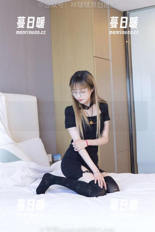 BoBoSocks袜啵啵-芝士 BoBoSocks袜啵啵 - 芝士穿上白色吊带船袜,高清捕捉她的每一个微妙瞬间!