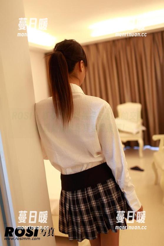 ROSI-杨晨晨 ROSI - 享受这一场线条与水光的交融!杨晨晨浴室写真免费来袭!