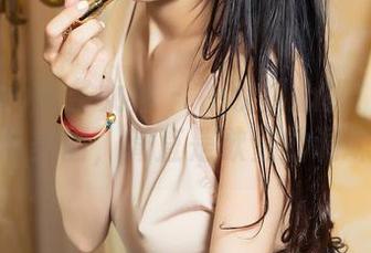 TouTiao头条女神 - 在线耍心机！杨曼妮的吊带美图，简直是欲望的调味剂！