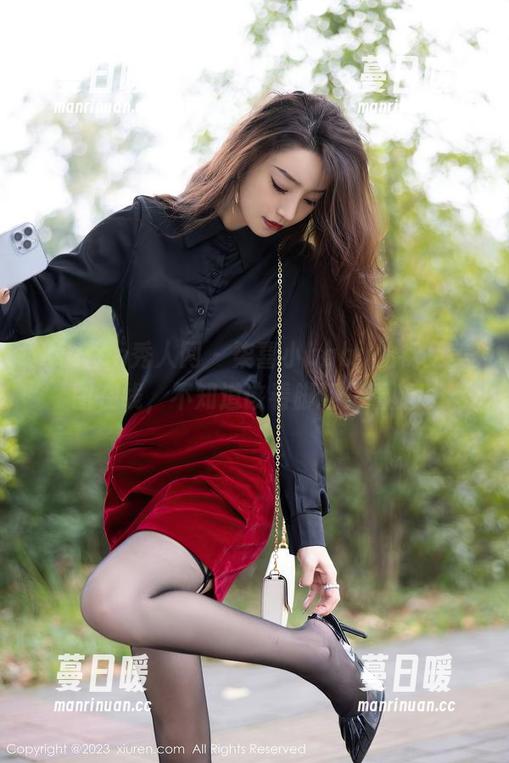 Xiuren秀人网-柒喜小baby Xiuren秀人网 - 柒喜小baby的裸足美图在线,不知道该看脚还是看腿!