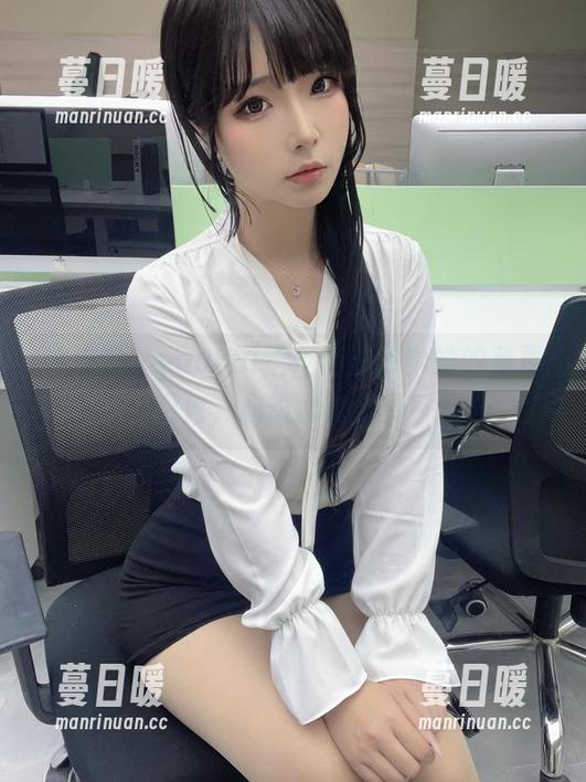 yuuhui玉汇 冲浪吧!yuuhui玉汇游泳部学妹的免费图包,心动水花全景!