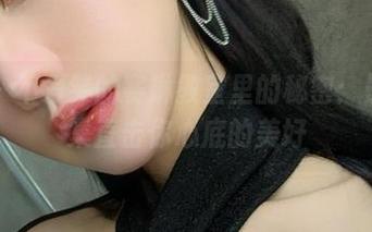 微密圈 - 不爱笑的赛琳教室里的秘密：最新写真集直击你心底的美好