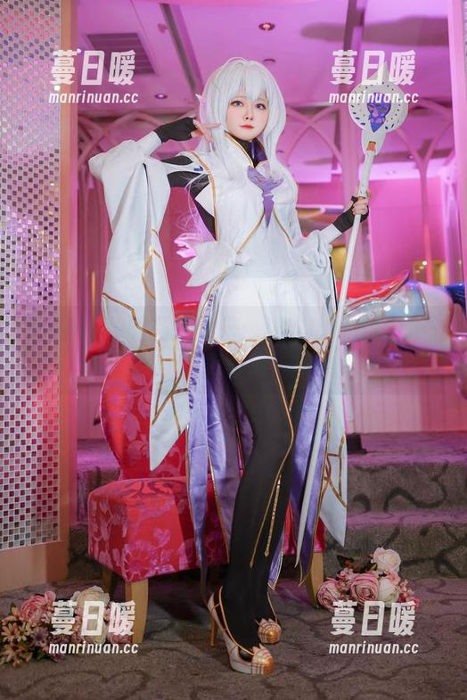 亚缇arty的制服穿搭：让人心跳加速的写真合集
