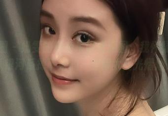 微密圈 - 奶雯的银色吊带裙原图：我怀疑她是从银河系掉下来的，穿得太星光熠熠！