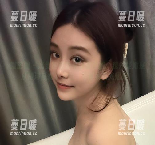 奶雯 微密圈 - 奶雯的银色吊带裙原图:我怀疑她是从银河系掉下来的,穿得太星光熠熠!