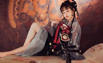 晕崽Zz短裙私拍：光影交错，恍若梦境