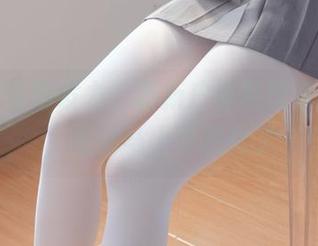 森萝财团再发力，最新户外黑丝学妹写真，感觉马上要融化了