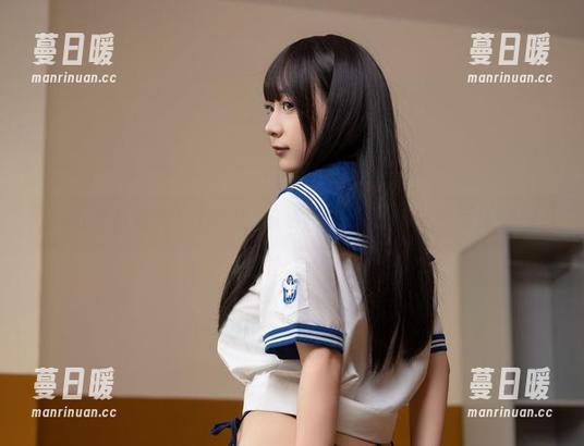 Cos与黑胶带：浅安安如何用照片讲述一个另类故事
