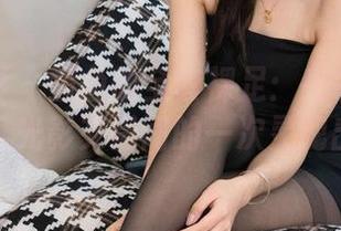甜予摄影 - 鱼鱼的全套裸足：在绵绵的沙滩上，光影交错间的一次灵魂出游。