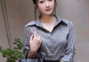 秀人网 - 优酱的户外探险美图：一边爬山一边拍，偶尔的喘息声也成了自然的乐章。