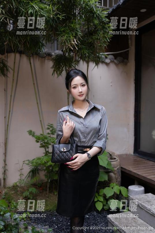 秀人网-优酱 秀人网 - 优酱的户外探险美图:一边爬山一边拍,偶尔的喘息声也成了自然的乐章。
