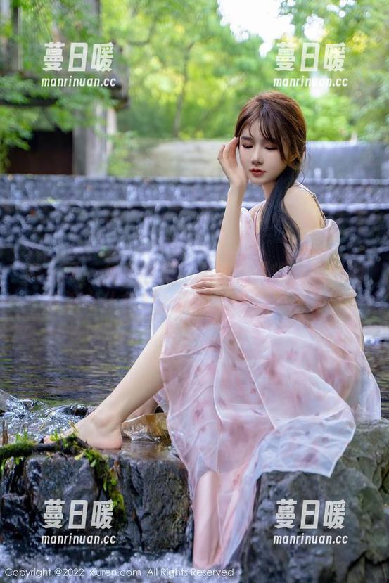 秀人网-娜露 秀人网 - 免费图集!见证娜露如何优雅地扮演女仆角色,简直想请她做家务!
