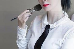 秀人网 - 美图秀肌肤，小乔babyb的油亮写真简直可以反射出你的未来。