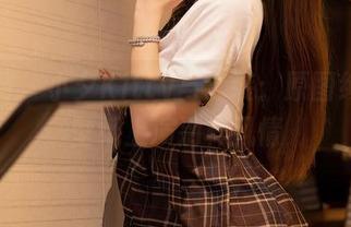 秀人网 - 小夕Kitty与泳装：原图绚烂，壁纸上演别样风情