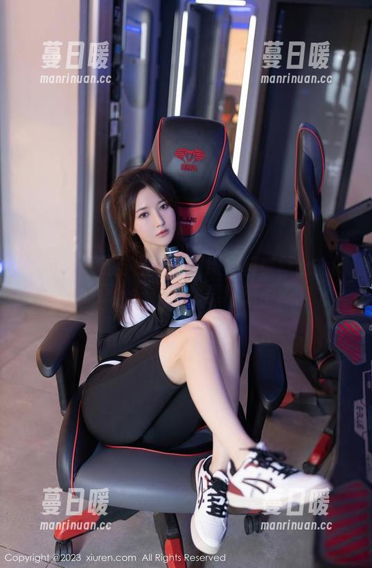 秀人网-曼苏拉娜 秀人网 - 曼苏拉娜的制服写真:壁纸上的小心思,让你脑海里幻想不停。
