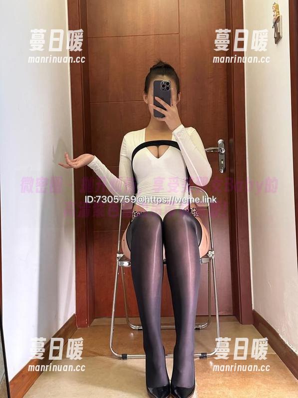 美邵女Baby 微密圈 - 抛开烦恼,享受美邵女Baby的高清紫色蕾边吊带袜资源!