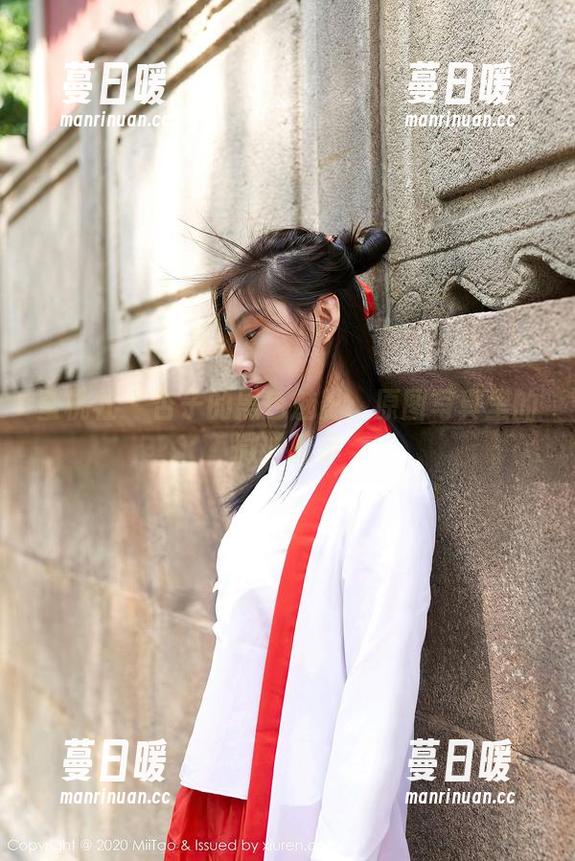 蜜桃社-杏子 蜜桃社 - 杏子的黑色魅影:原图写真里的微妙暗示