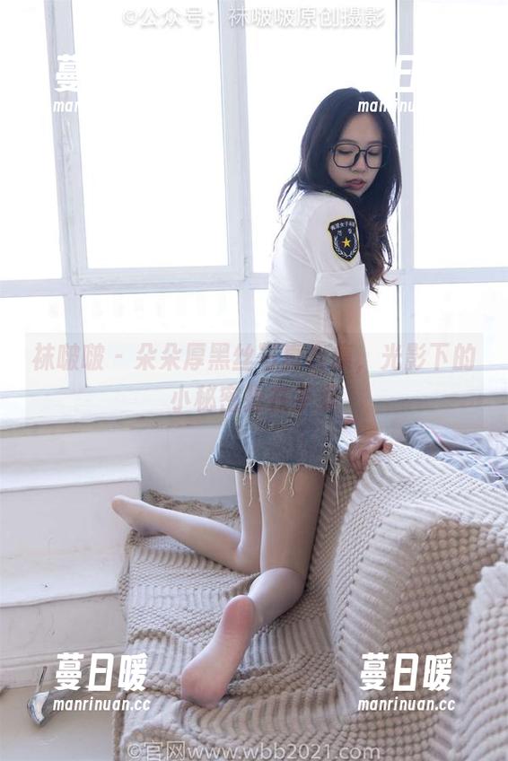 袜啵啵-朵朵 袜啵啵 - 朵朵厚黑丝写真合集,光影下的小秘密捏在手里
