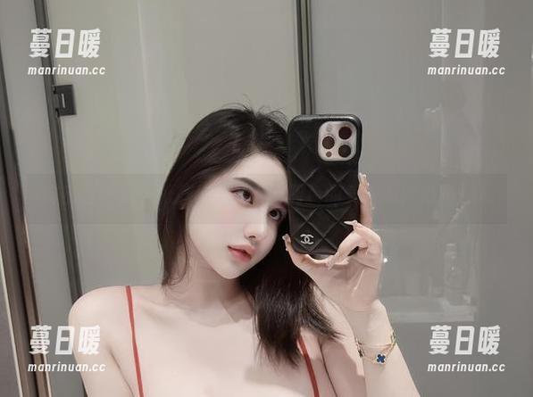 阿色 微密圈 - 红色低胸与无圣光:阿色的美图为何如此撩人