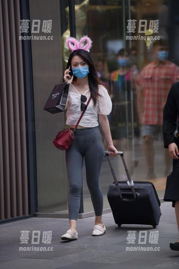 魔镜街拍-曼曼 魔镜街拍 - 想要曼曼的妹妹?在线资源等你来挖掘!