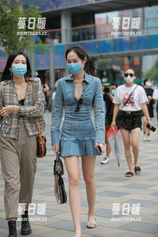 看！魔镜街拍无圣光合集里，那些白色高跟旗袍和肉丝的碰撞，戳中我小心脏了。